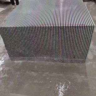 周口芝麻白毛板荒料切割