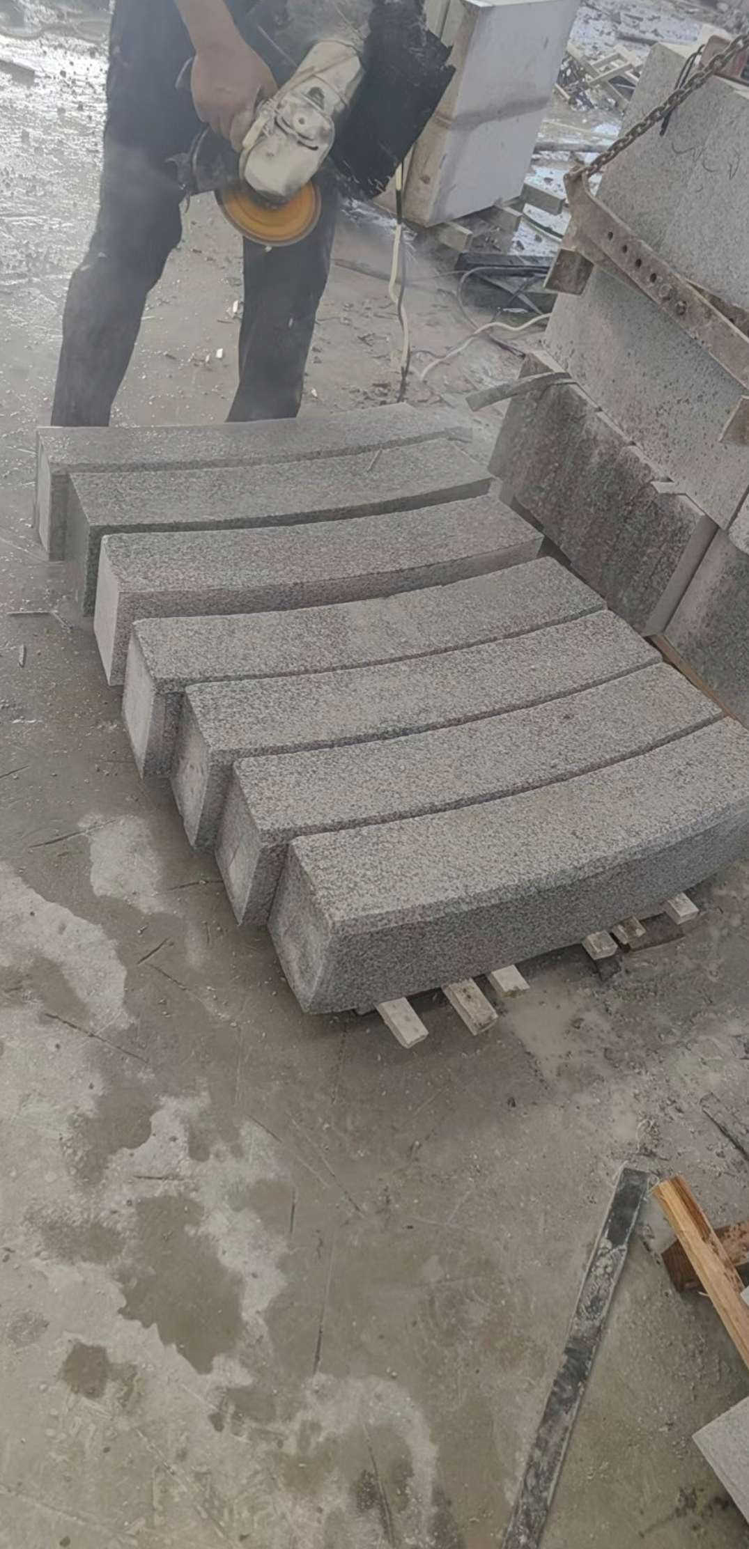 周口芝麻白弧形路牙石