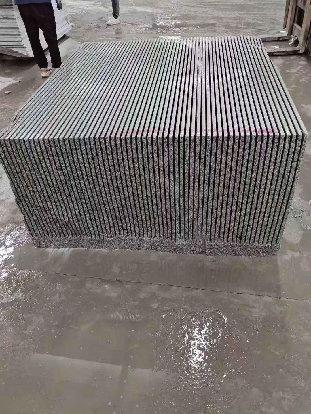 周口芝麻白毛板荒料切割